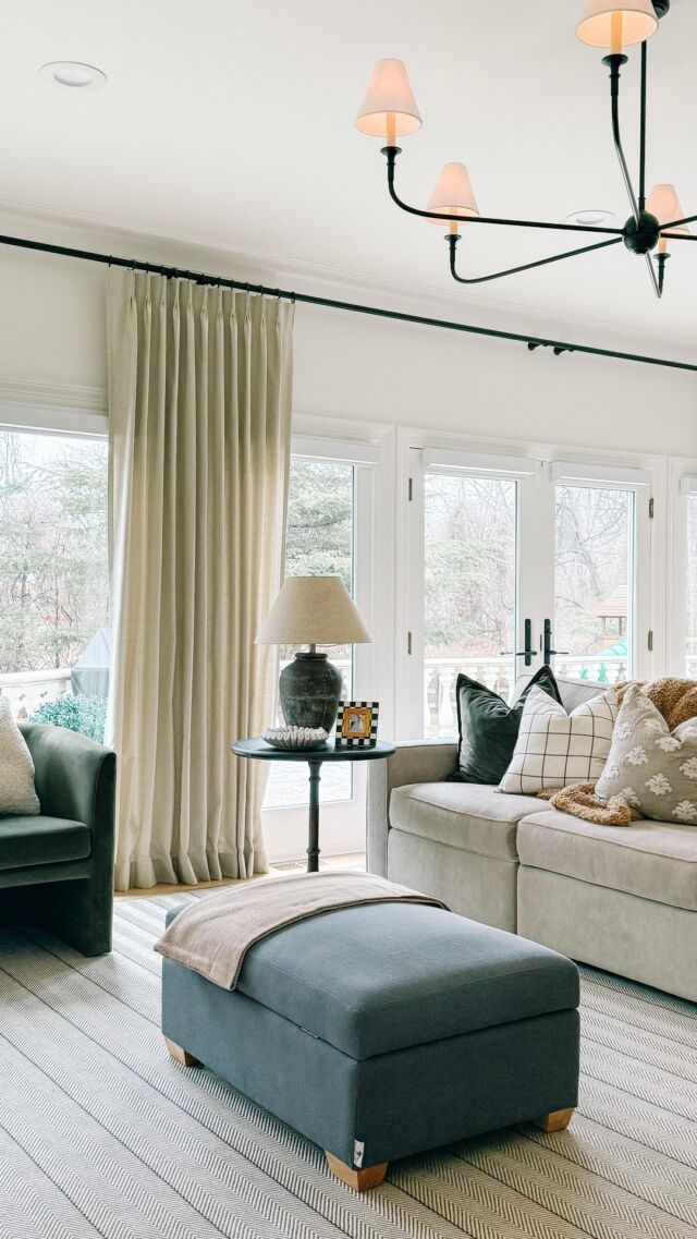 Our family room back wall is ALL windows & doors which was a huge selling point for me with this house. I LIVE for natural light. But once we moved in i knew we needed some privacy - in came @budgetblindsfreehold and now i have the best of both worlds 🙌🏻

#windowtreatments #homerenovationideas #livingroomideas #monmouthcountynj