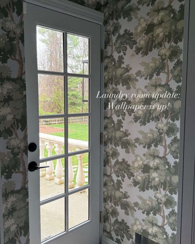 Here’s a little laundry room update! The wallpaper is up and i loooove it! We still need a stone for the counter - thinking marble, what do you think?

#wallpaperdirect #laundryroom #bluecabinets